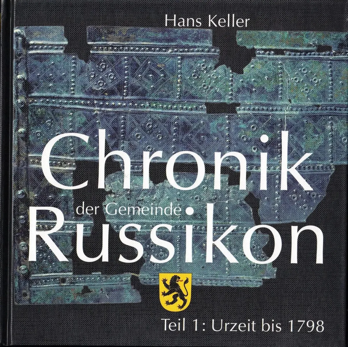 In grosser Schrift steht Chronik der Gemeinde Russikon, darunter das Gemeindewappen; ein schwarzer Löwe auf gelbem Hintergrund.